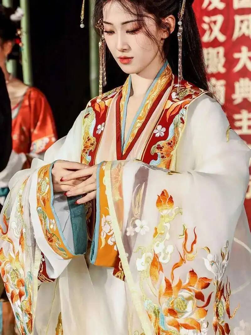 Dynastie Ming Hanfu broderie a - Embroidery Craft avis et prix